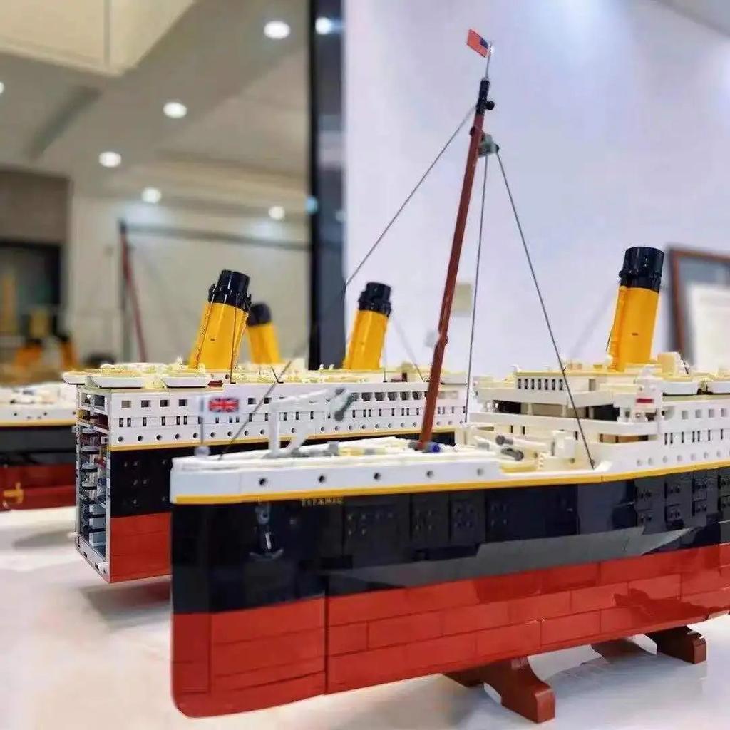9000-Piece Titanic Cruise Ship Building Block Set by HitMyNeed