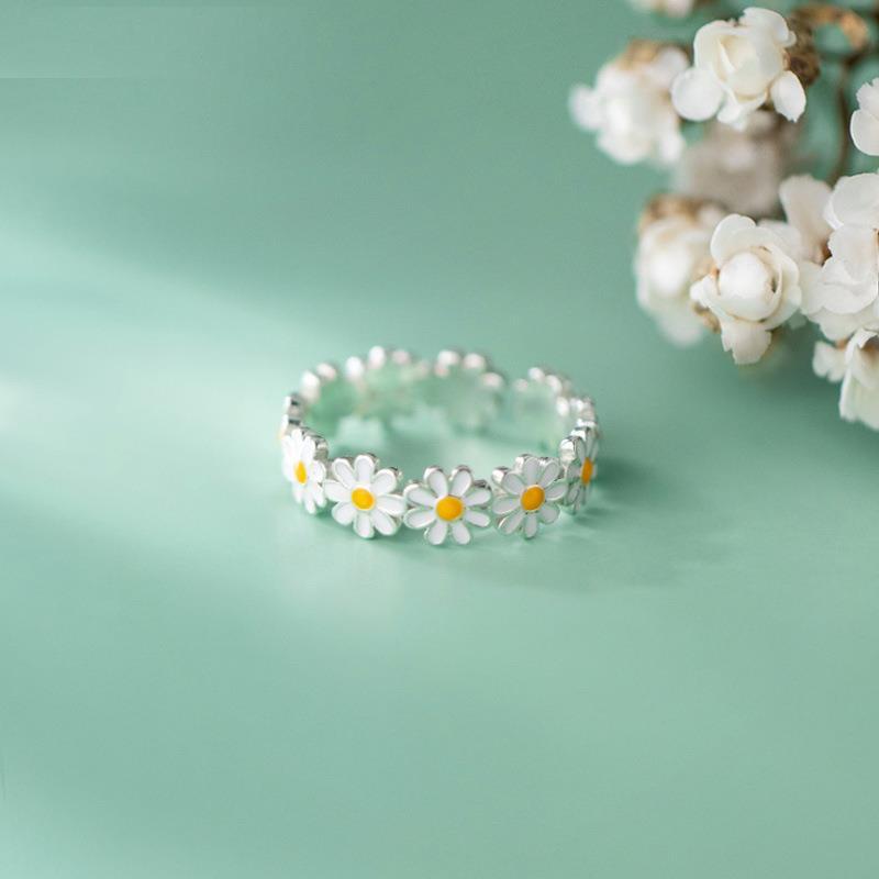 Adjustable Metal Daisy Band Ring by HitMyNeed