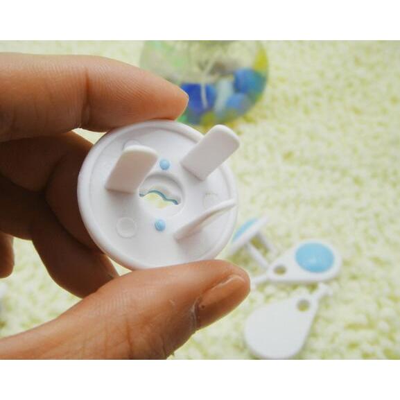 Child Safety Outlet Plug Covers with Lock (EU/UK) by HitMyNeed