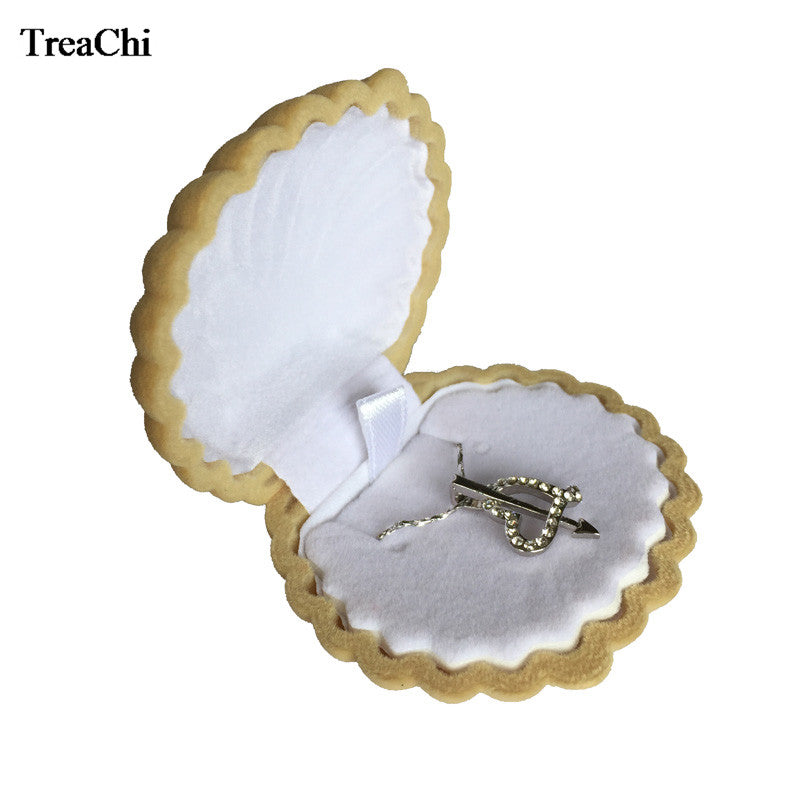 Clam Shell Velvet Jewelry Gift Box by HitMyNeed