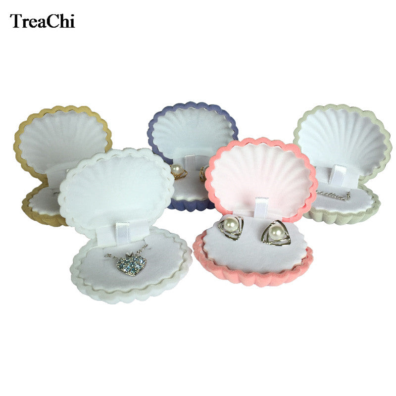 Clam Shell Velvet Jewelry Gift Box by HitMyNeed