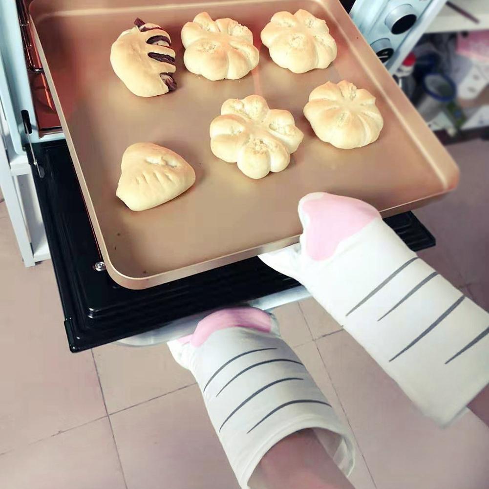 Heat Resistant Cat Oven Mitt with 3D Paw Design by HitMyNeed