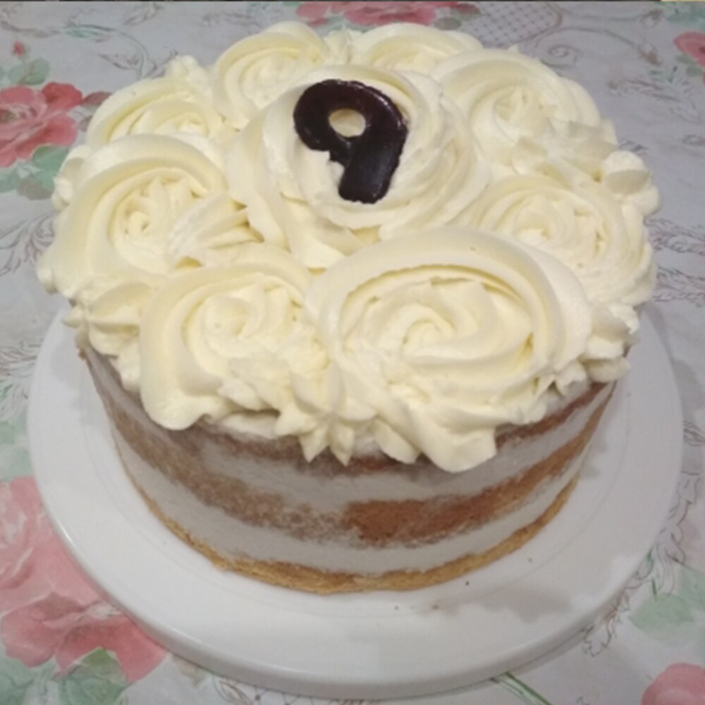 Rotating Cake Stand for Icing and Decorating by HitMyNeed