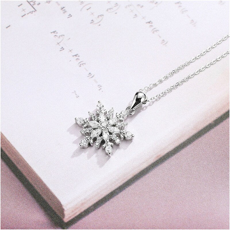 Snowflake Pendant Necklace in 925 Sterling Silver by HitMyNeed