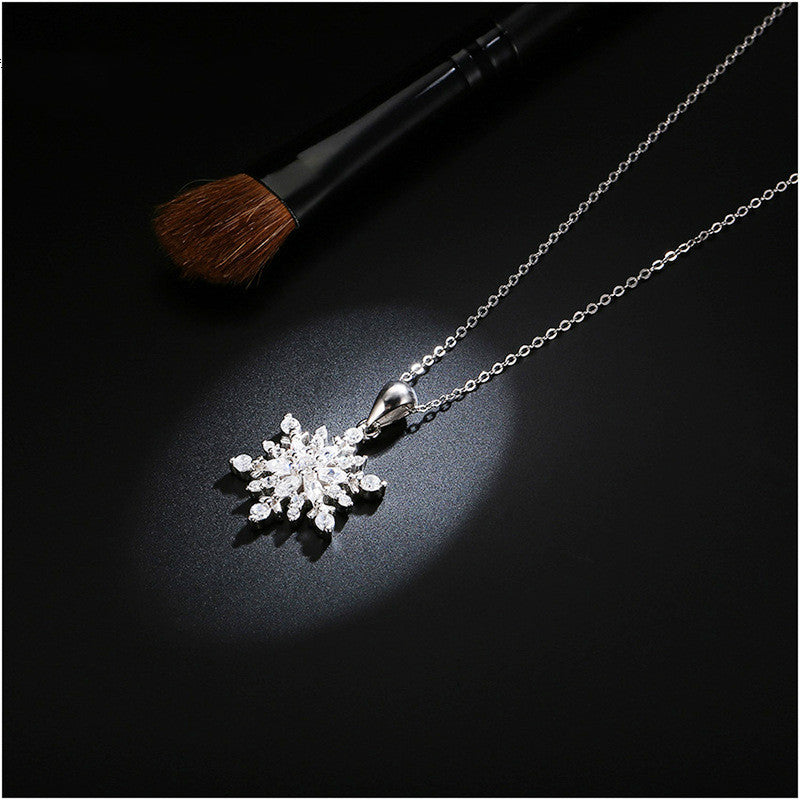 Snowflake Pendant Necklace in 925 Sterling Silver by HitMyNeed
