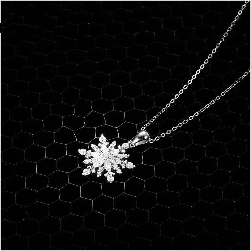 Snowflake Pendant Necklace in 925 Sterling Silver by HitMyNeed
