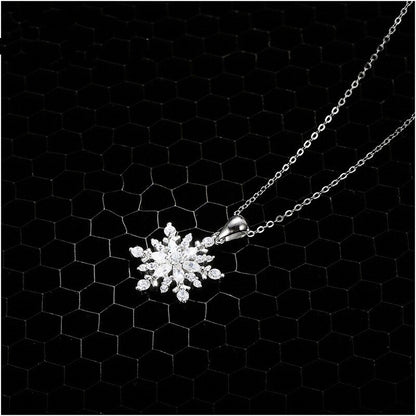 Snowflake Pendant Necklace in 925 Sterling Silver by HitMyNeed