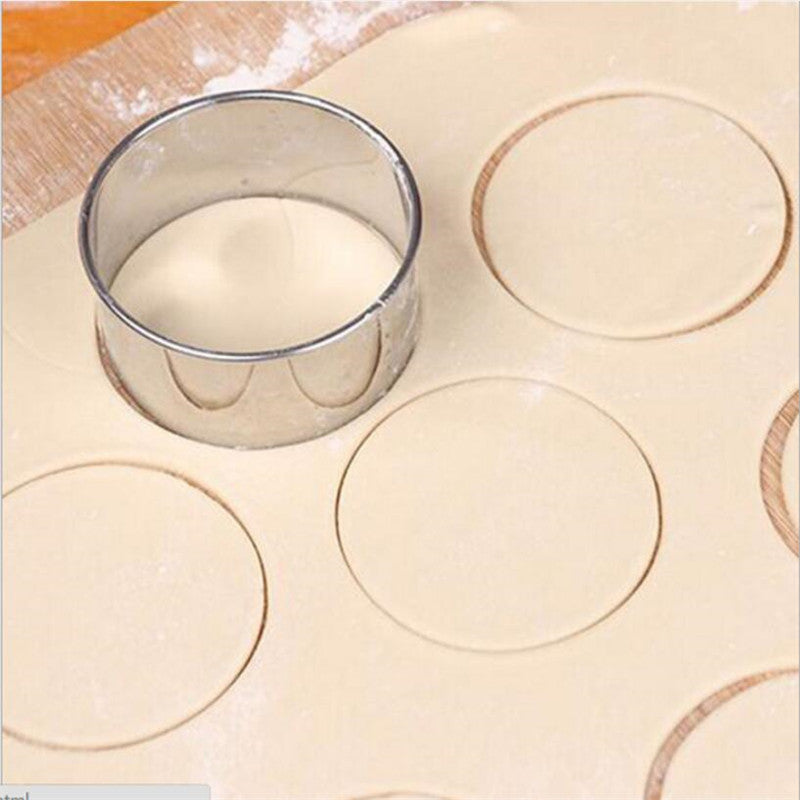 Stainless Steel Round Pastry Cutter Large: 9.5 cm by HitMyNeed