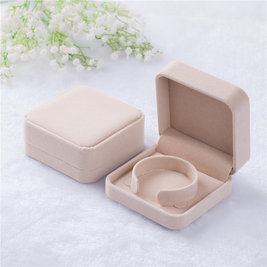 Velvet Bangle Box Jewelry Holder 9 x 9cm beige by HitMyNeed