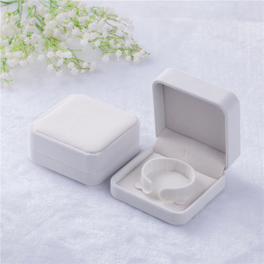 Velvet Bangle Box Jewelry Holder 9 x 9cm white by HitMyNeed